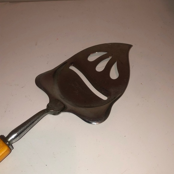 Vintage royal Cheese Slicer with Yellow Bakelite Handle - Picture 2 of 7